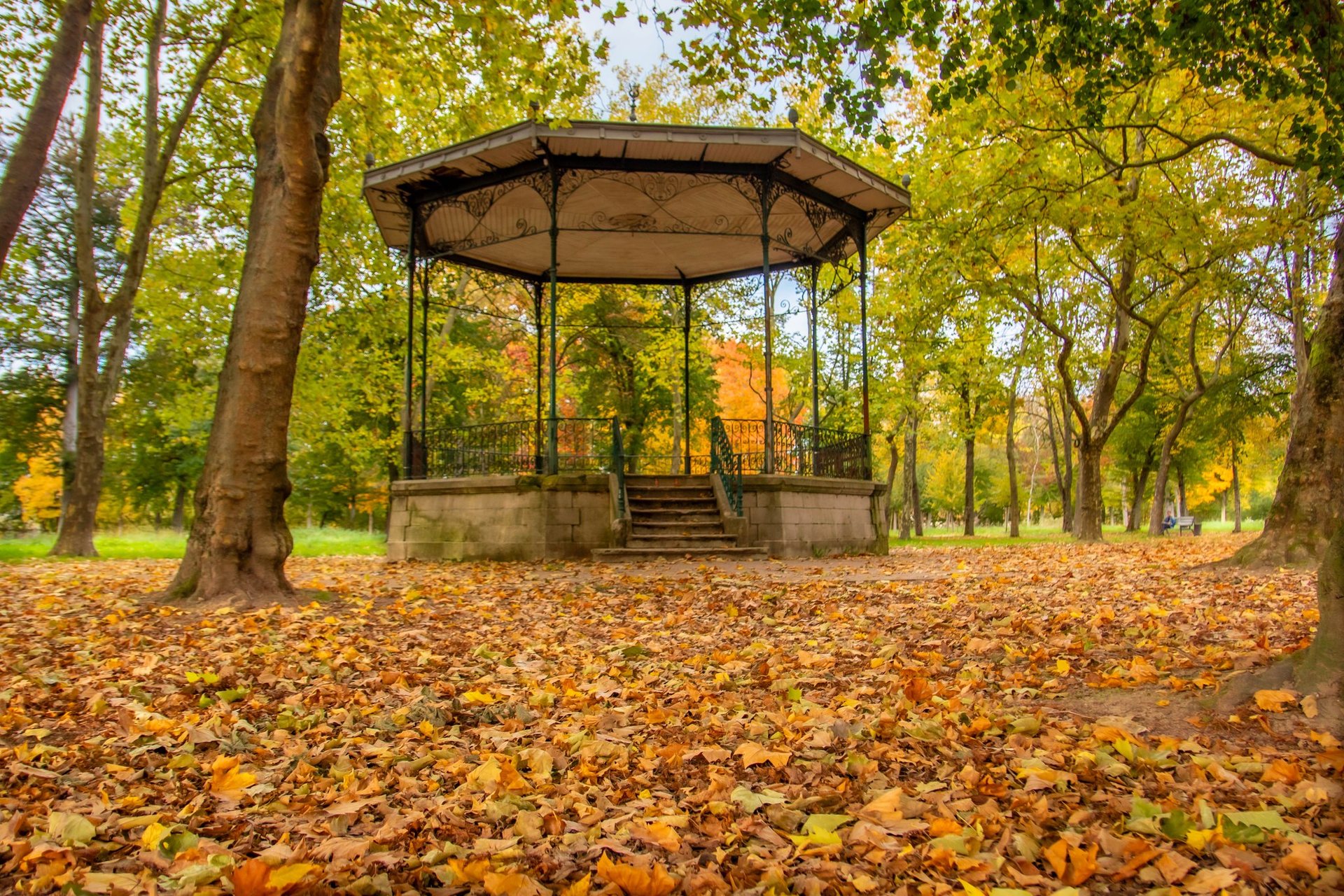 Bandstand of the Parc des Bosquets beneath golden foliage