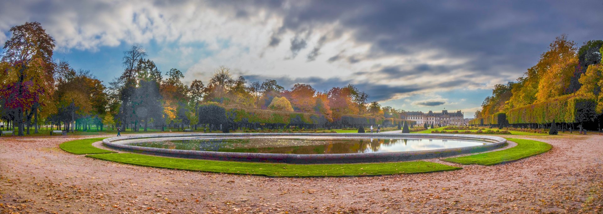Panoramic view of the main pond and avenues of the Parc des Bosquets
