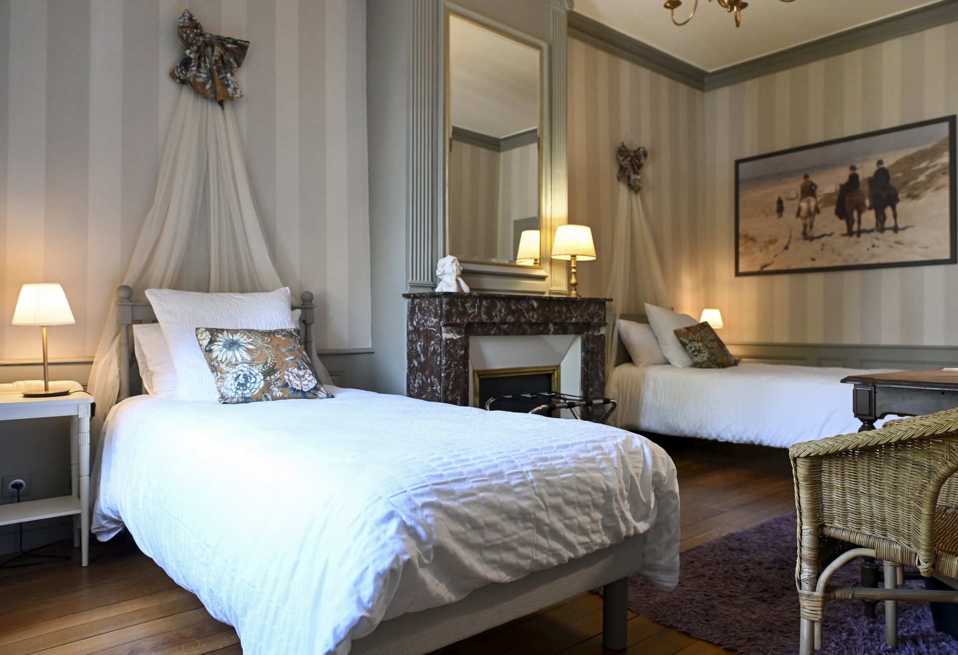 Chambre Célestine : lits modulables, cheminée de marbre et tentures rayées
