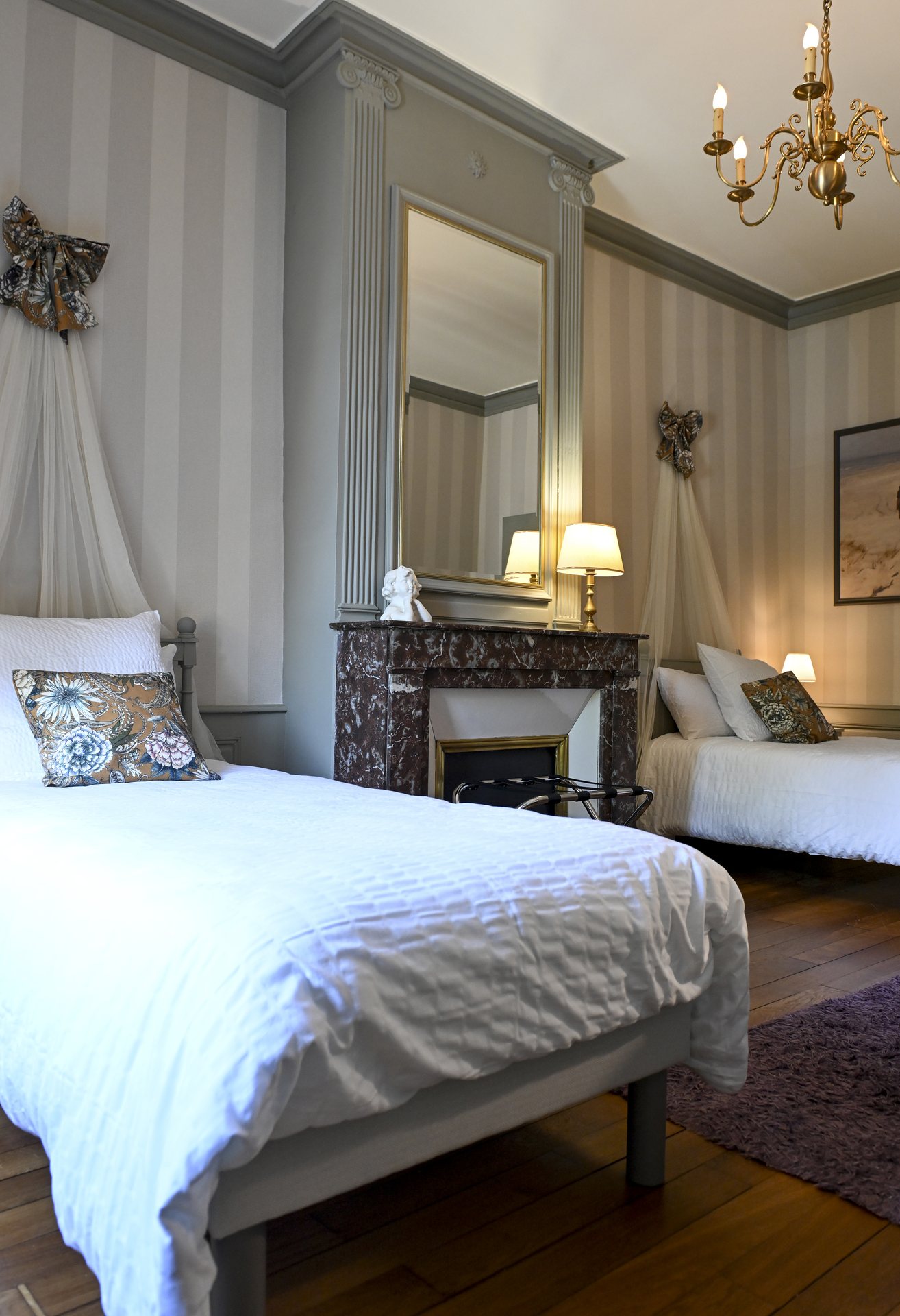 Ciel de lit et miroir ancien de la chambre Célestine à La Balsamine