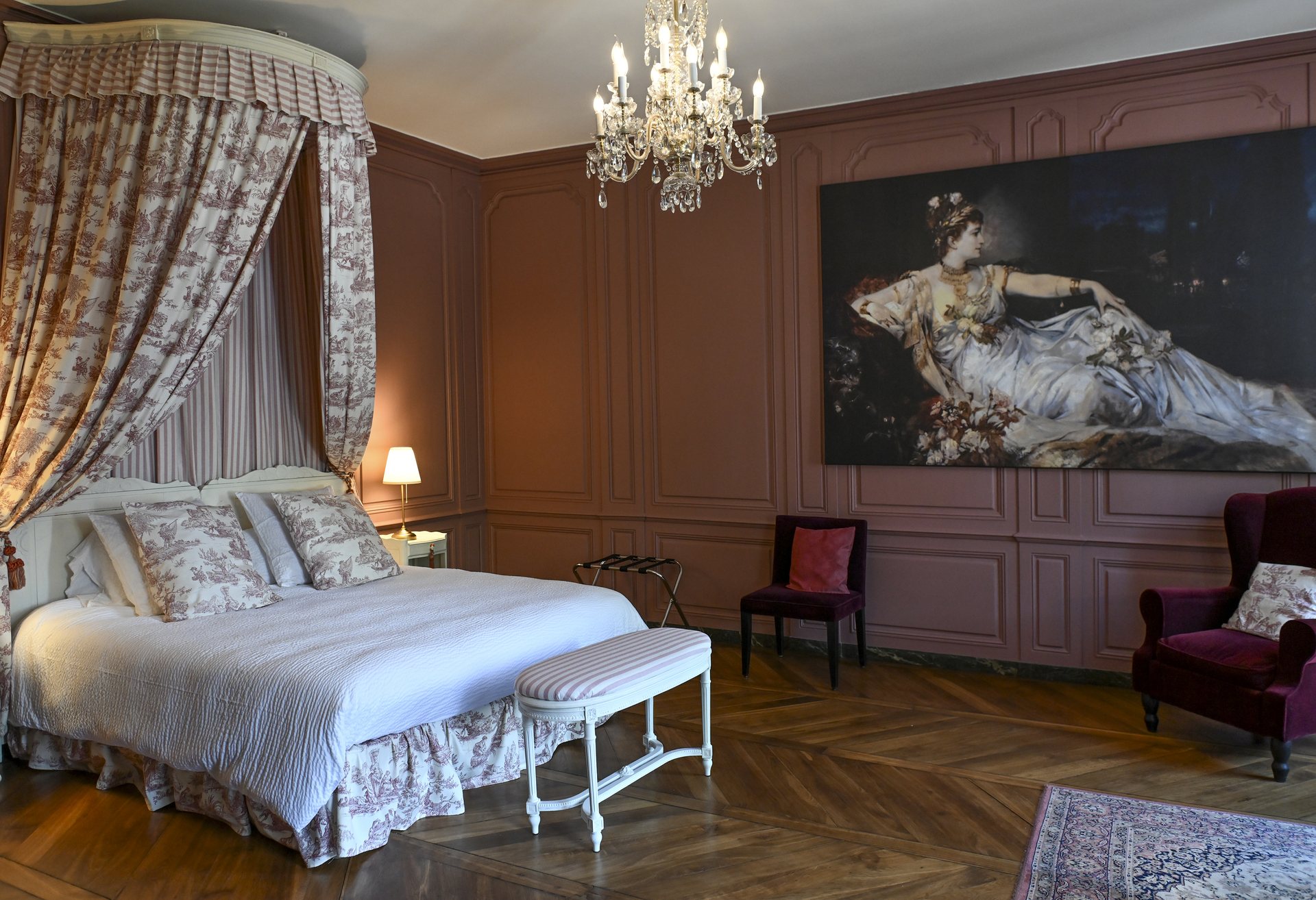Chambre La Courtisane : ciel de lit, lustre à pampilles et grande toile de la courtisane