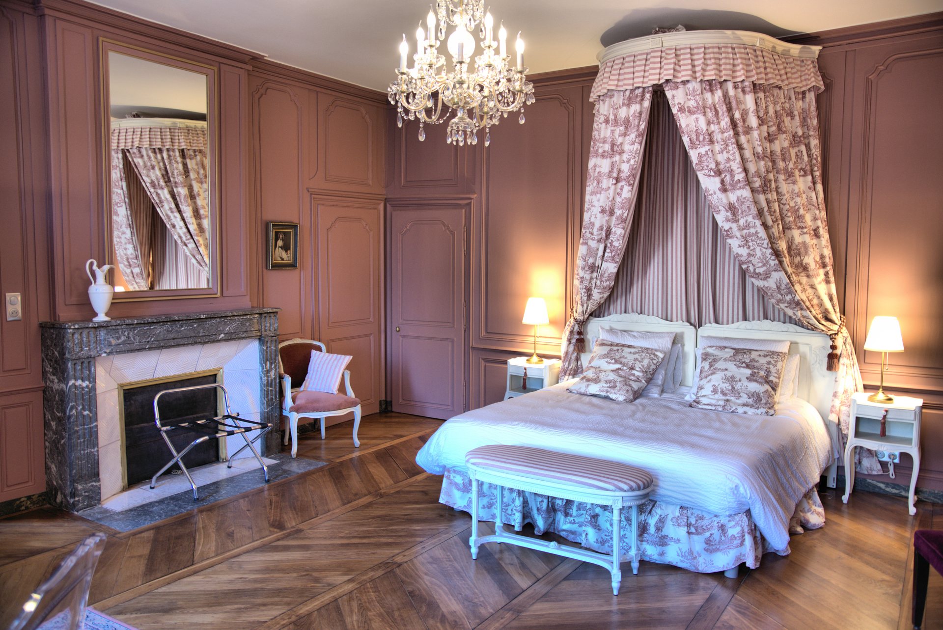 Ciel de lit drapé de toile de Jouy dans la chambre La Courtisane