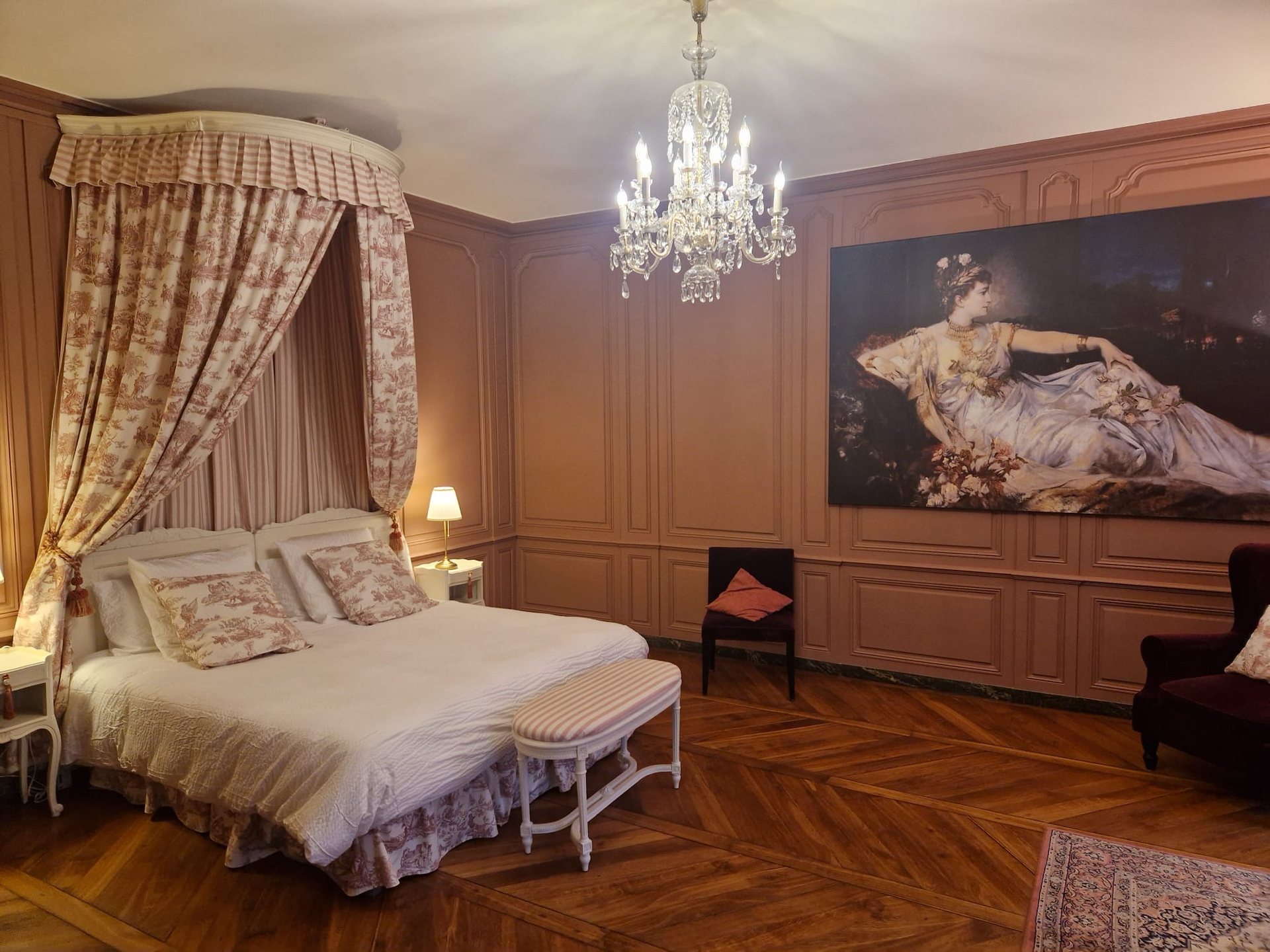 Chambre La Courtisane vue depuis le lit, parquet en point de Hongrie