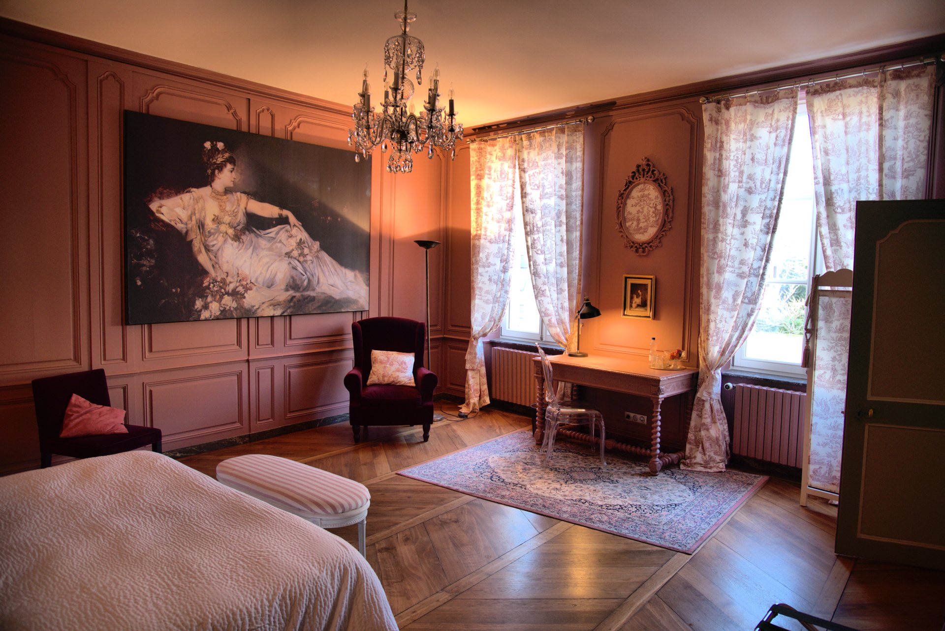 Coin bureau de la chambre La Courtisane entre les deux fenêtres