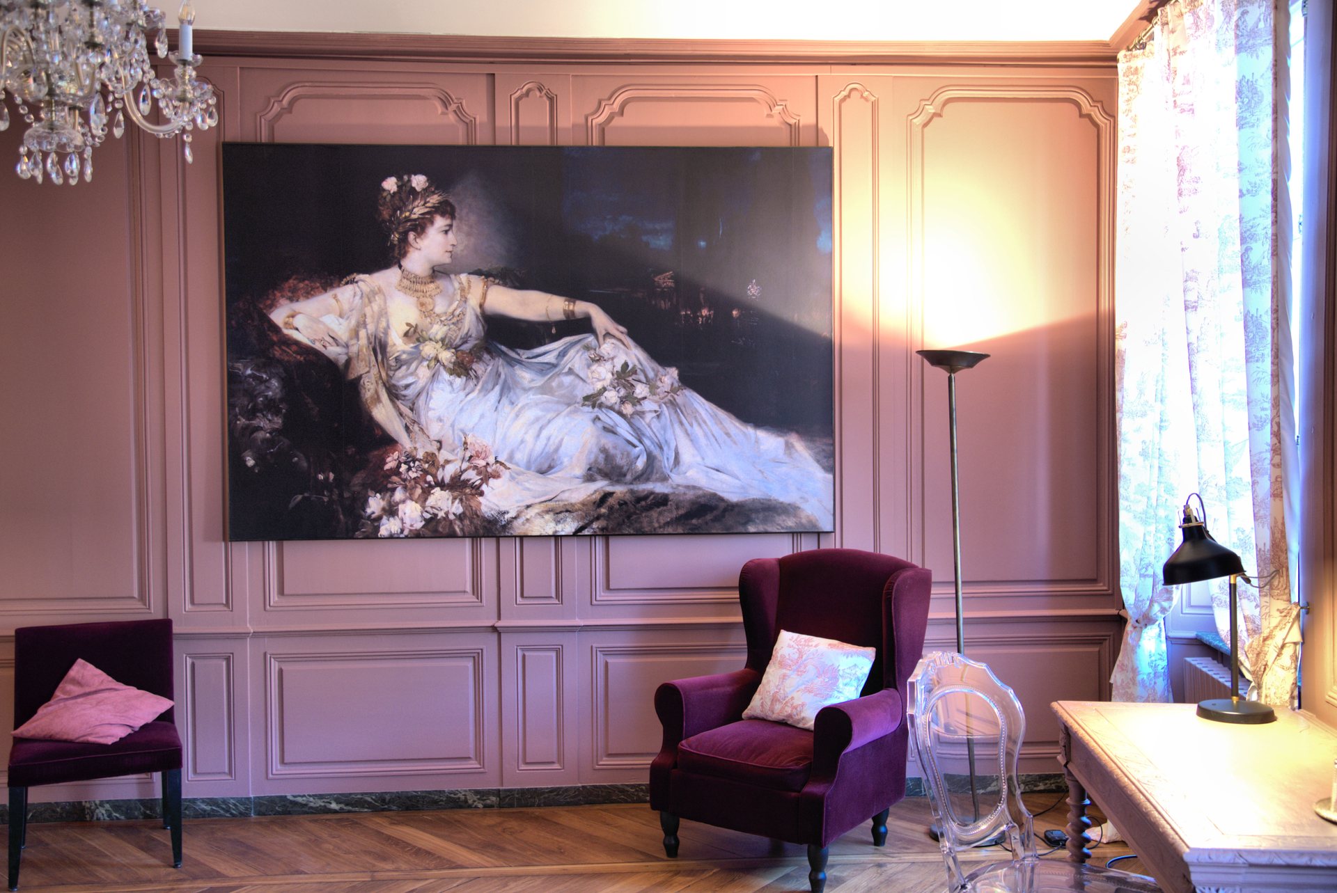 Grande toile de la courtisane et fauteuils dans la chambre du premier étage