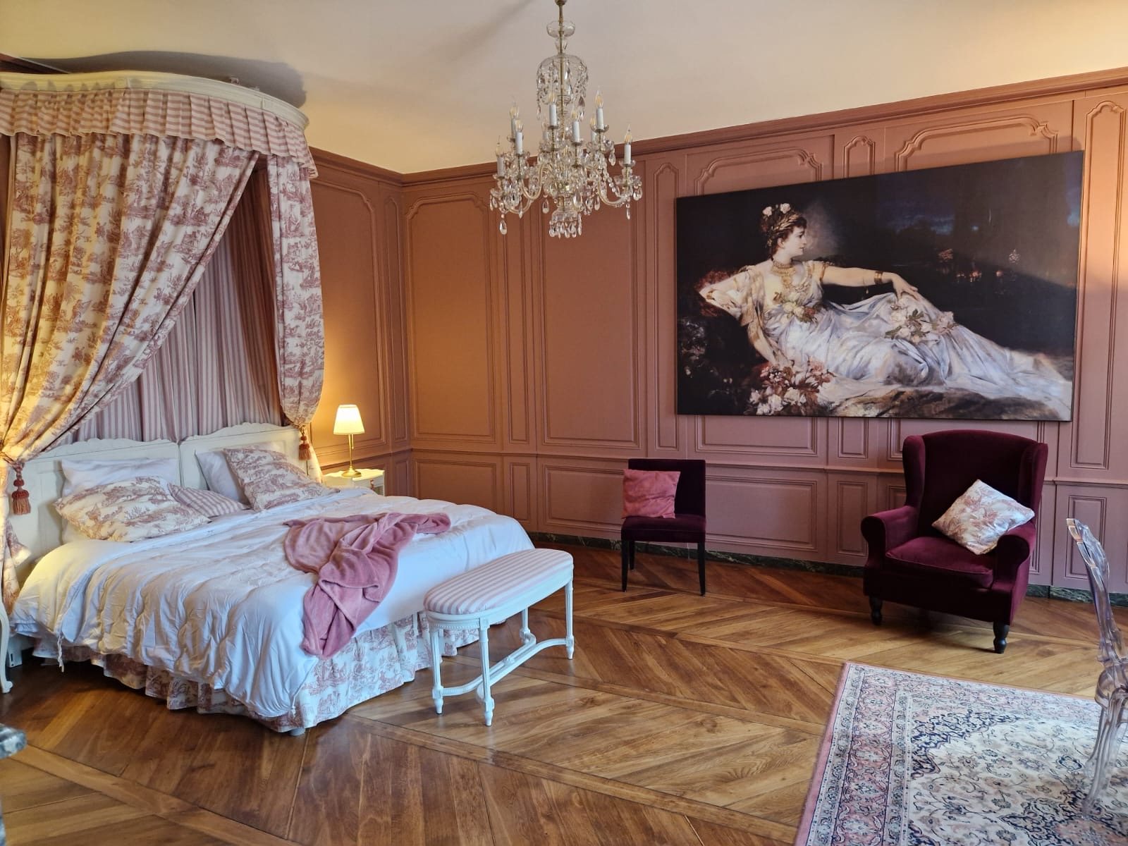 Chambre La Courtisane en enfilade : ciel de lit, lustre et toile