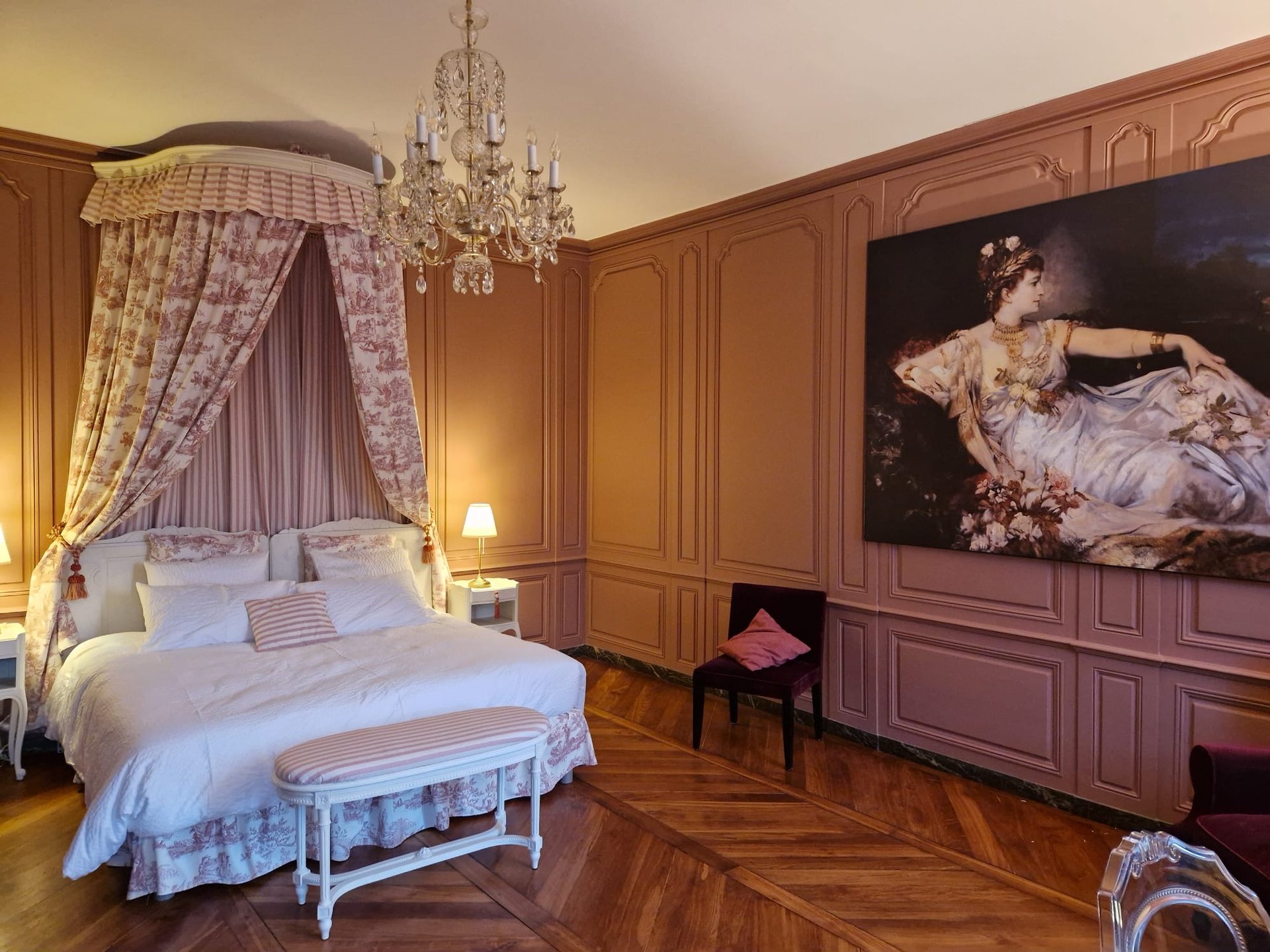 Chambre La Courtisane éclairée à la lampe, ambiance du soir