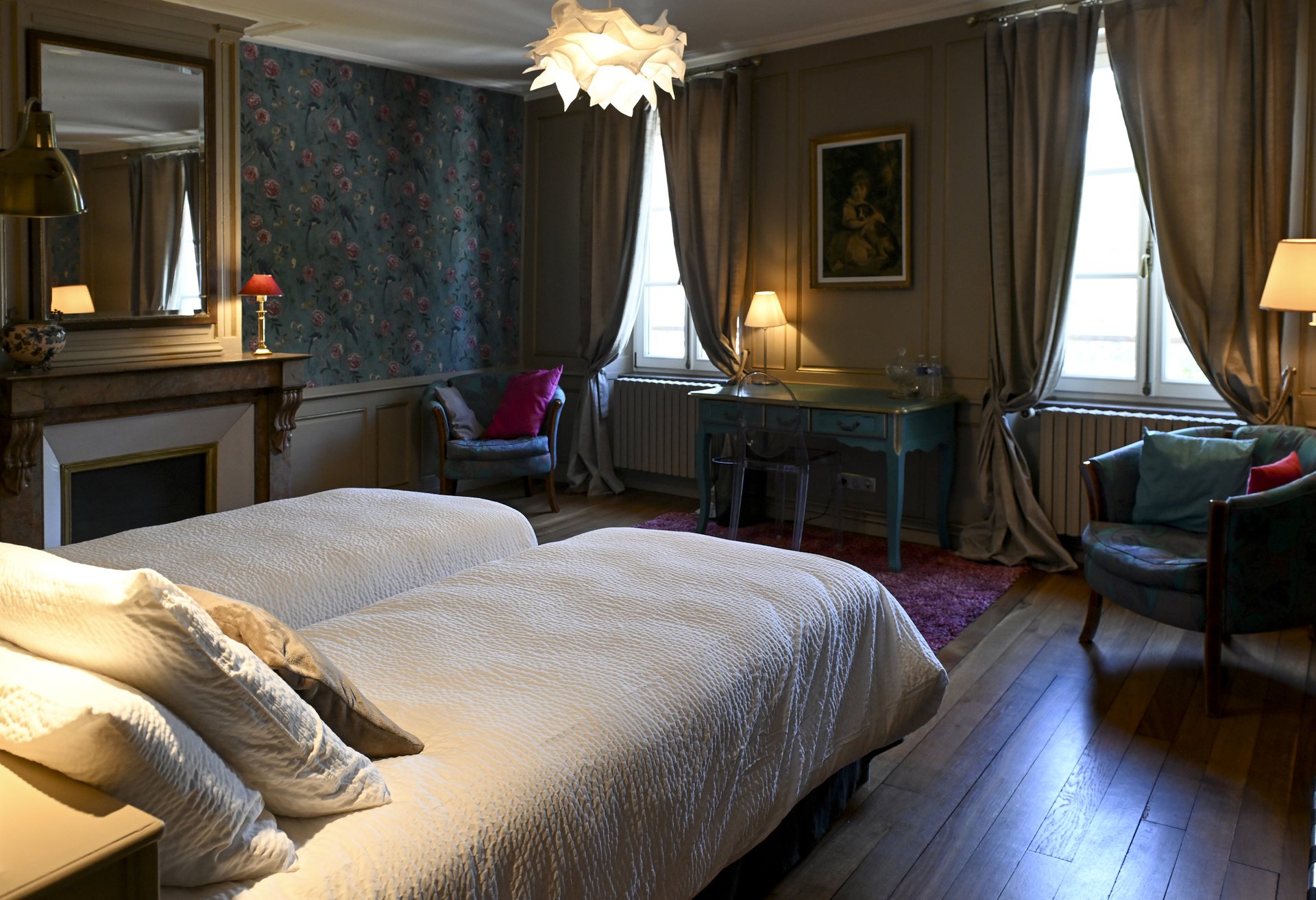 Chambre Cupidon : bureau turquoise, fauteuils et double exposition
