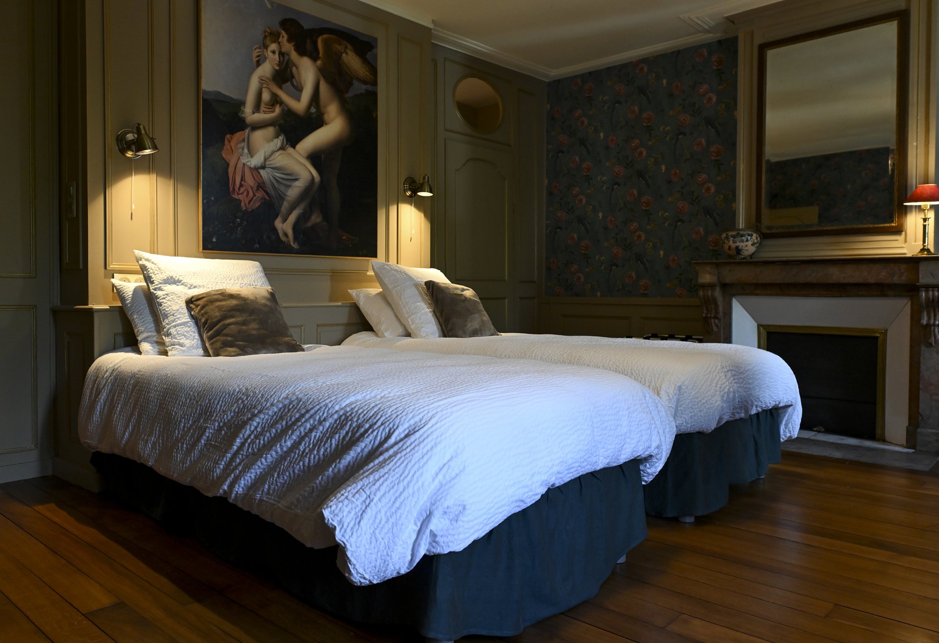 Chambre Cupidon en configuration lit double sous la toile de Cupidon