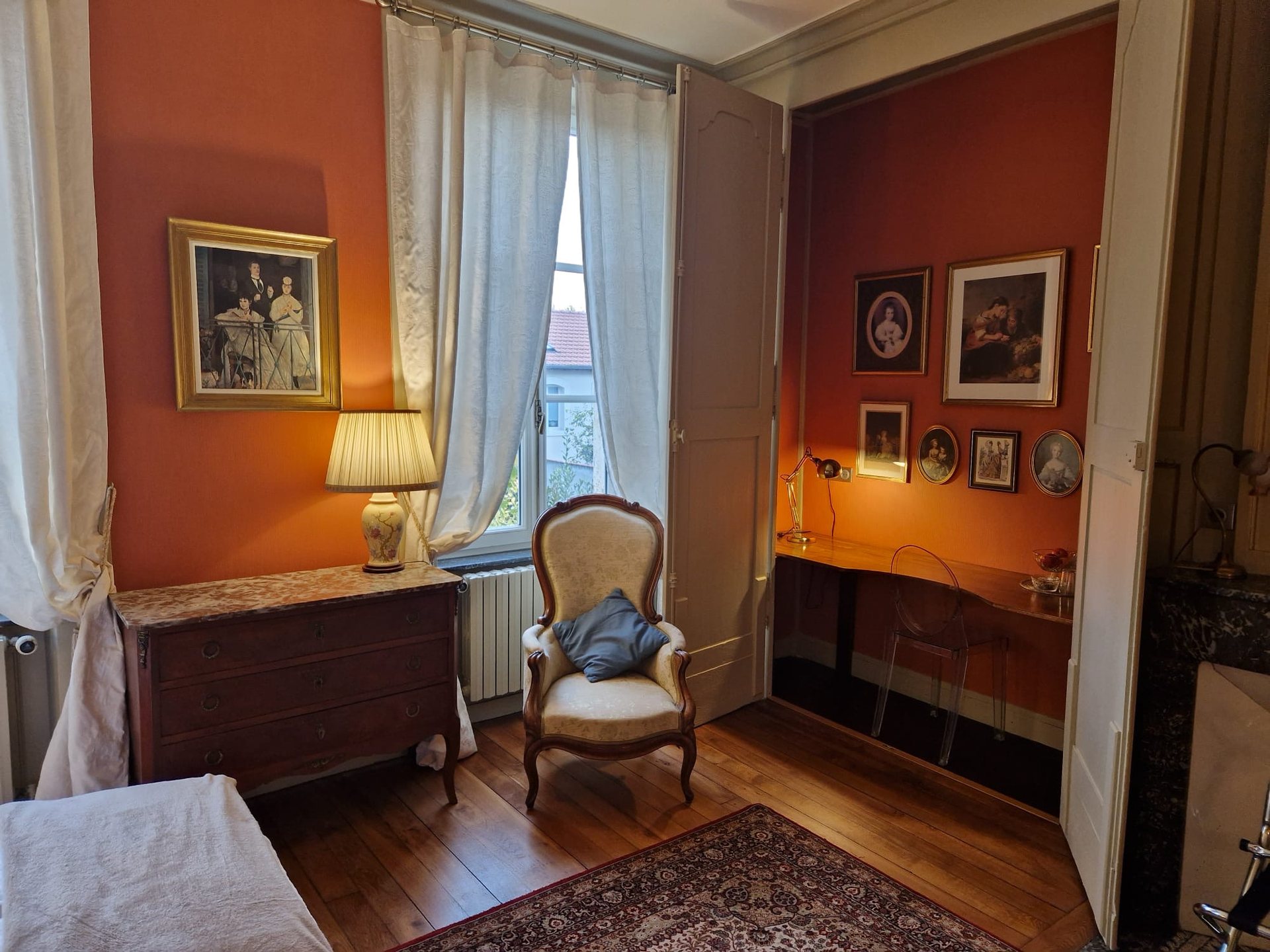 Commode ancienne, fauteuil et cadres anciens de la chambre Les Enfants de la Mer