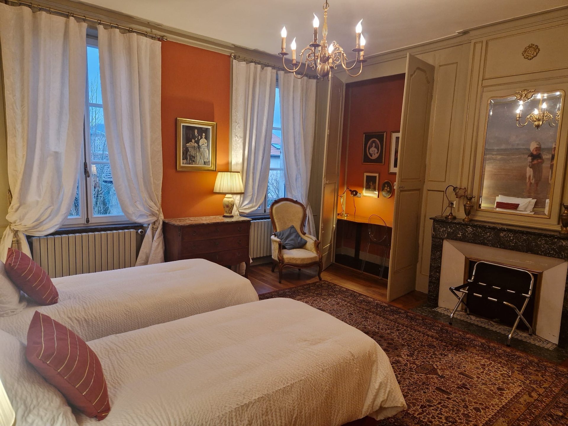 Chambre Les Enfants de la Mer côté fenêtre, murs safran et tapis ancien