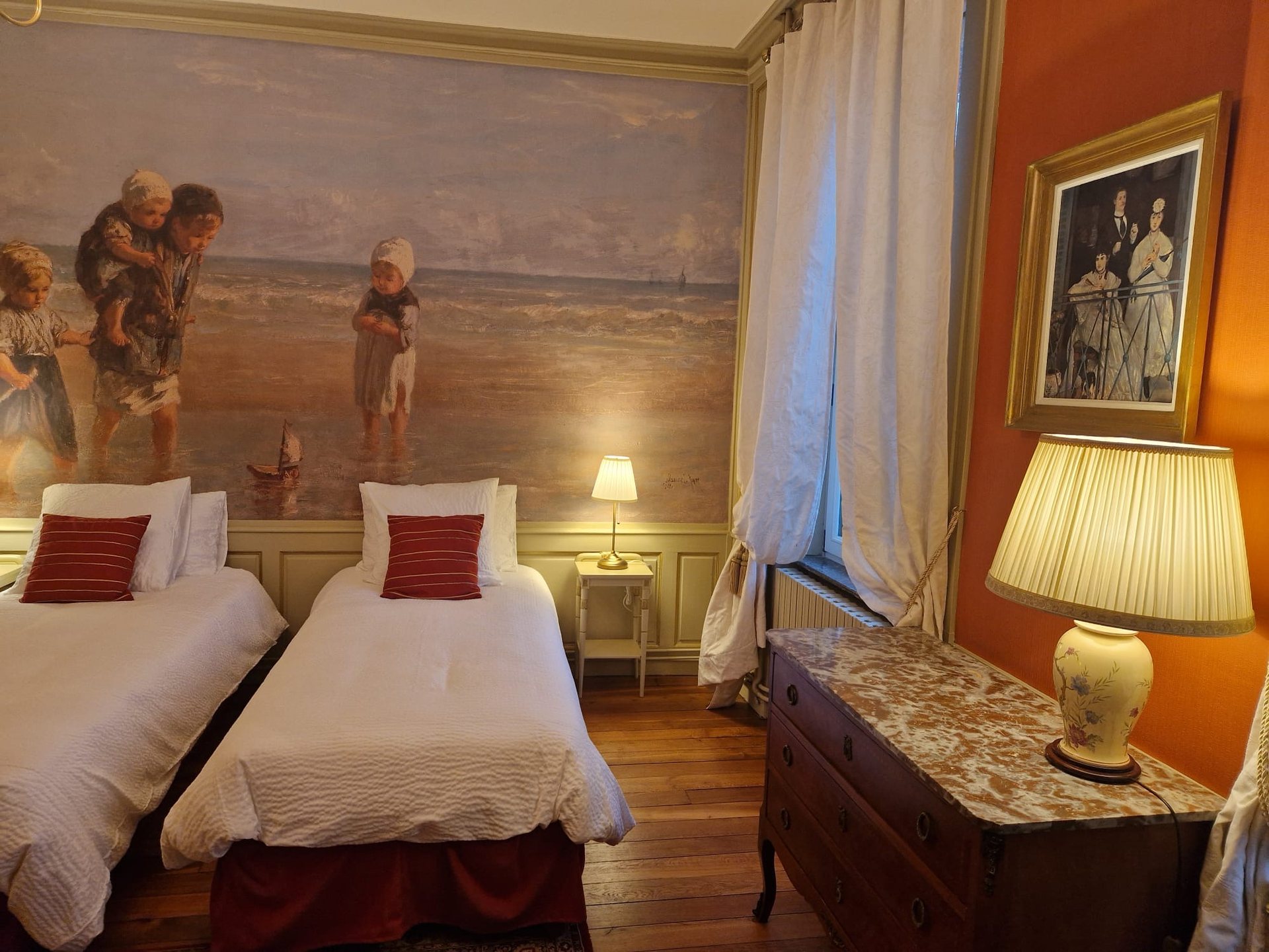 Fresque des enfants de la mer au-dessus des lits, chambre du premier étage
