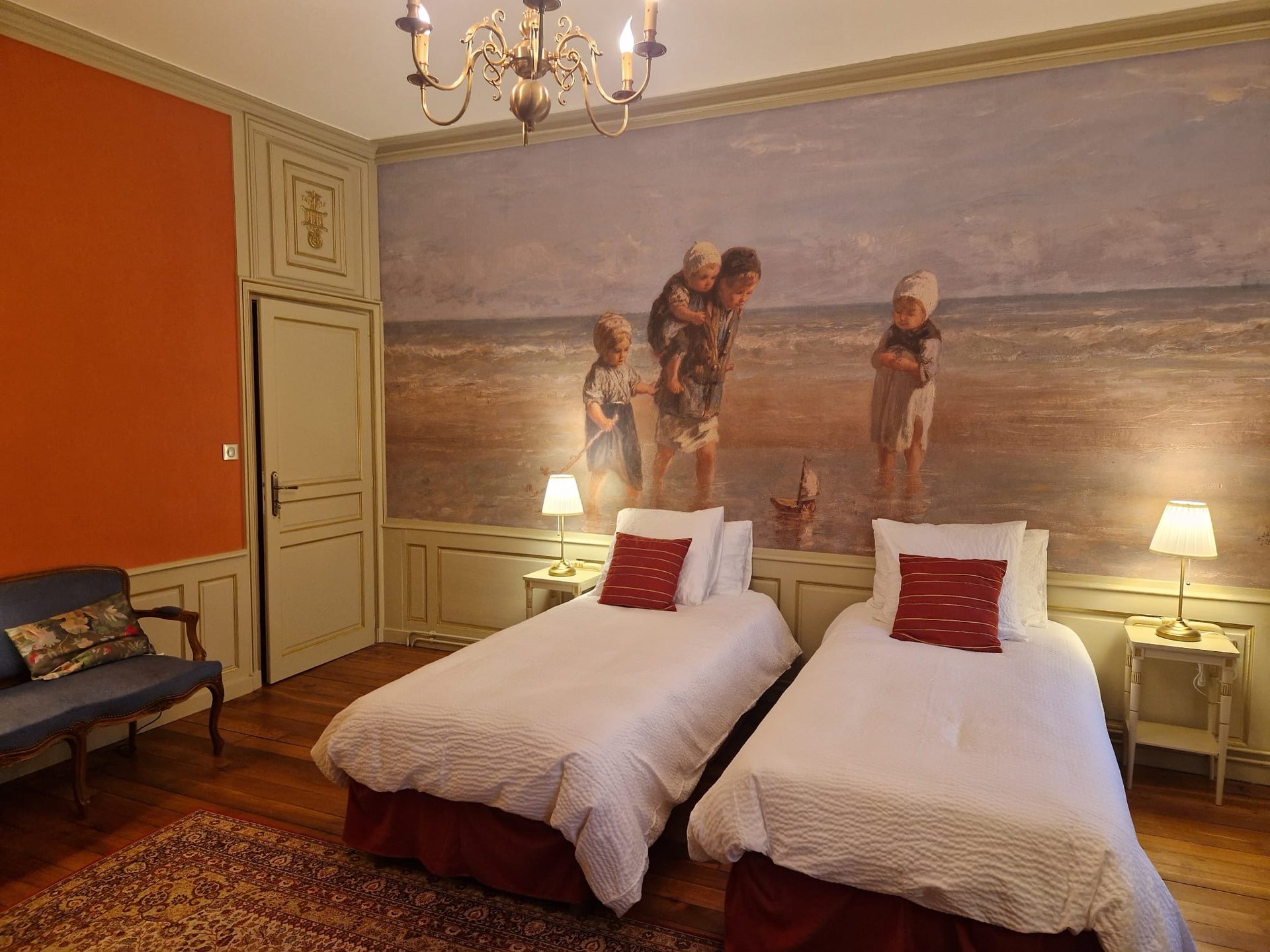 Vue large de la chambre Les Enfants de la Mer et de sa fresque panoramique