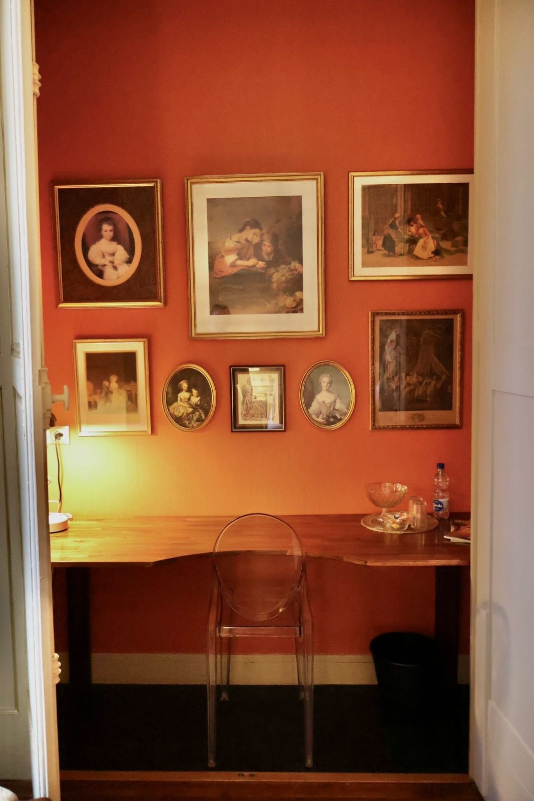 Mur de cadres anciens et bureau de la chambre Les Enfants de la Mer