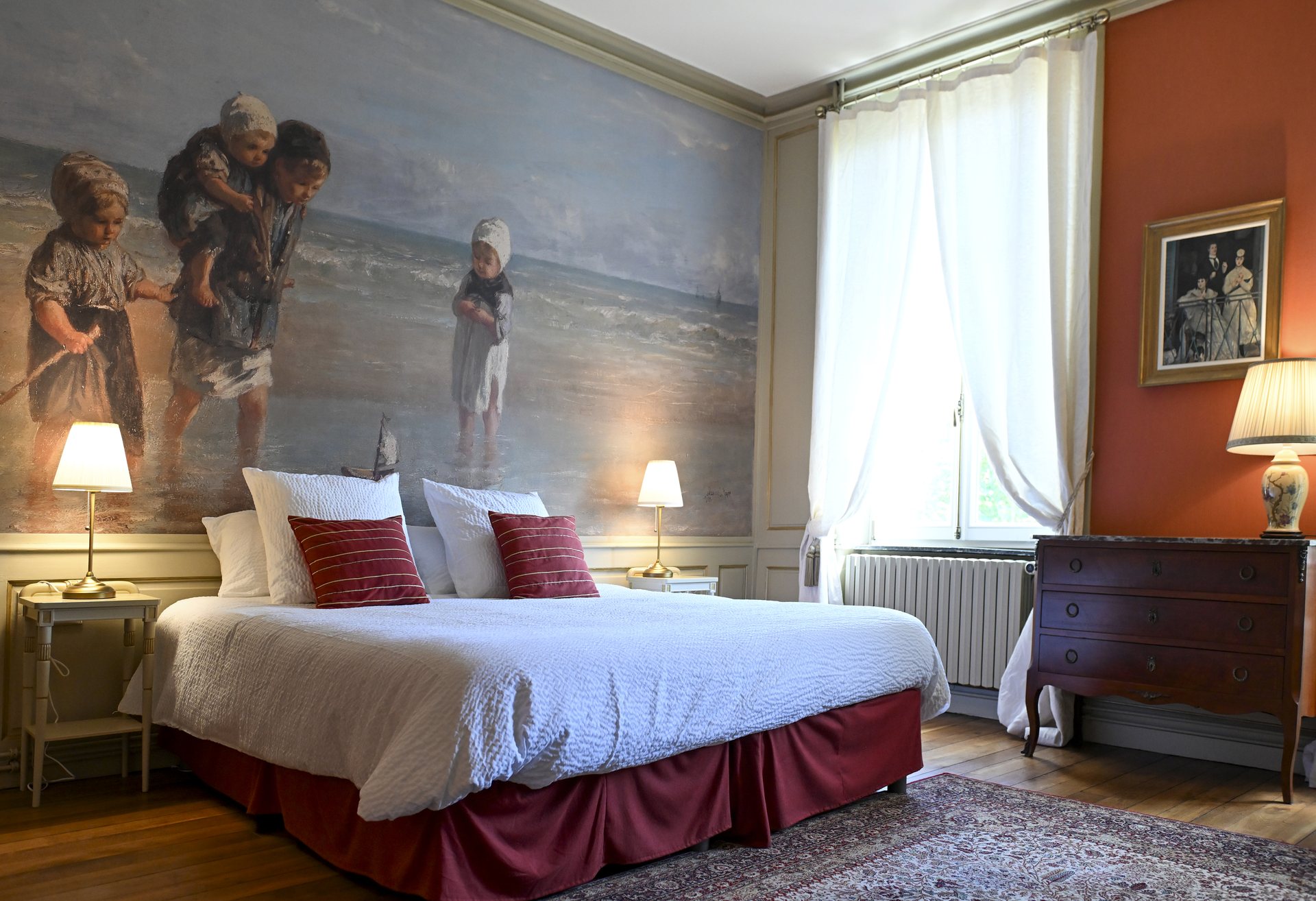 Chambre Les Enfants de la Mer en configuration lit double sous la fresque