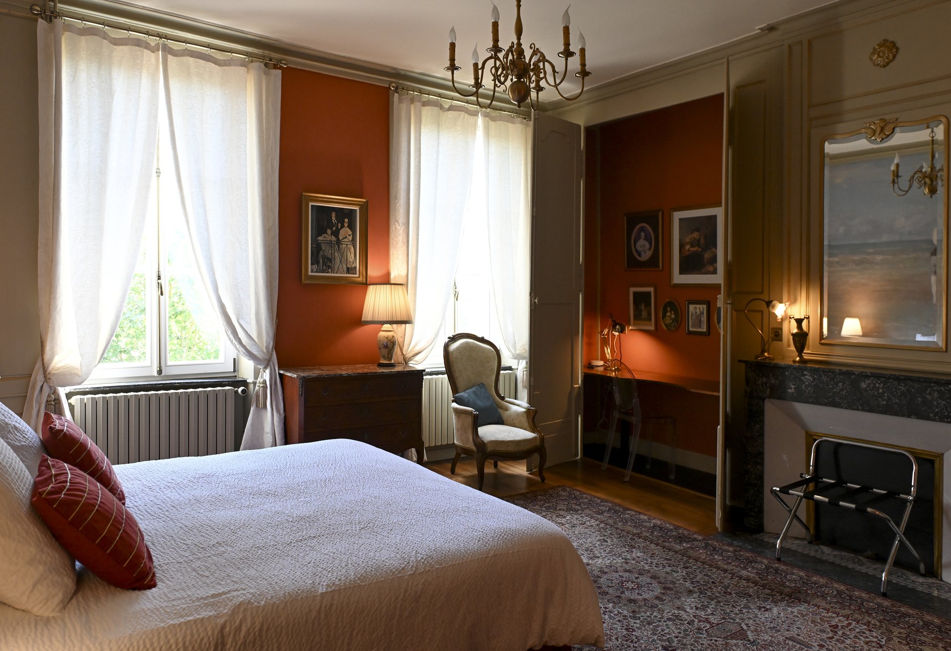Cheminée de marbre et miroir de la chambre Les Enfants de la Mer