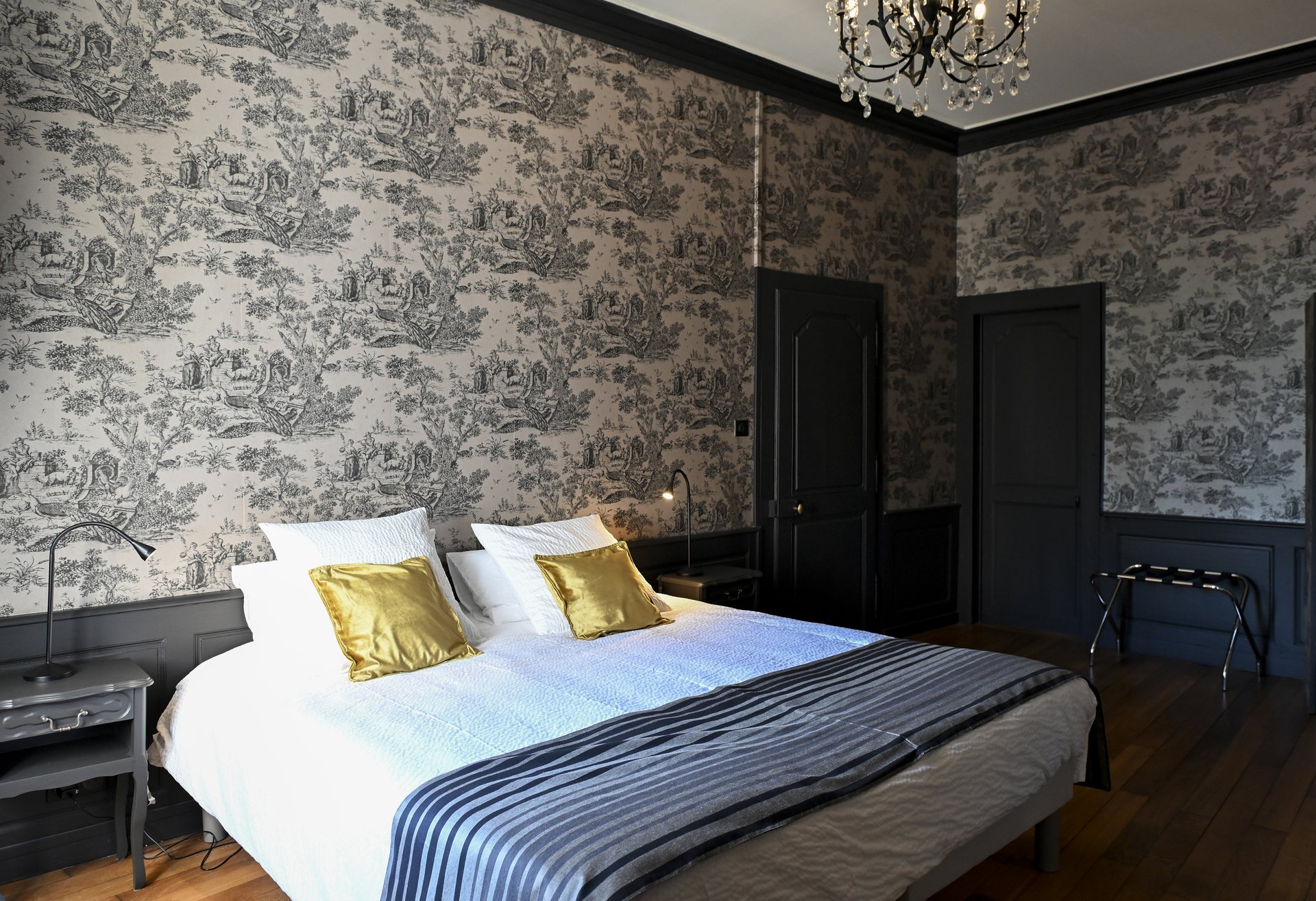 Chambre Ernest en configuration lit double devant la toile de Jouy