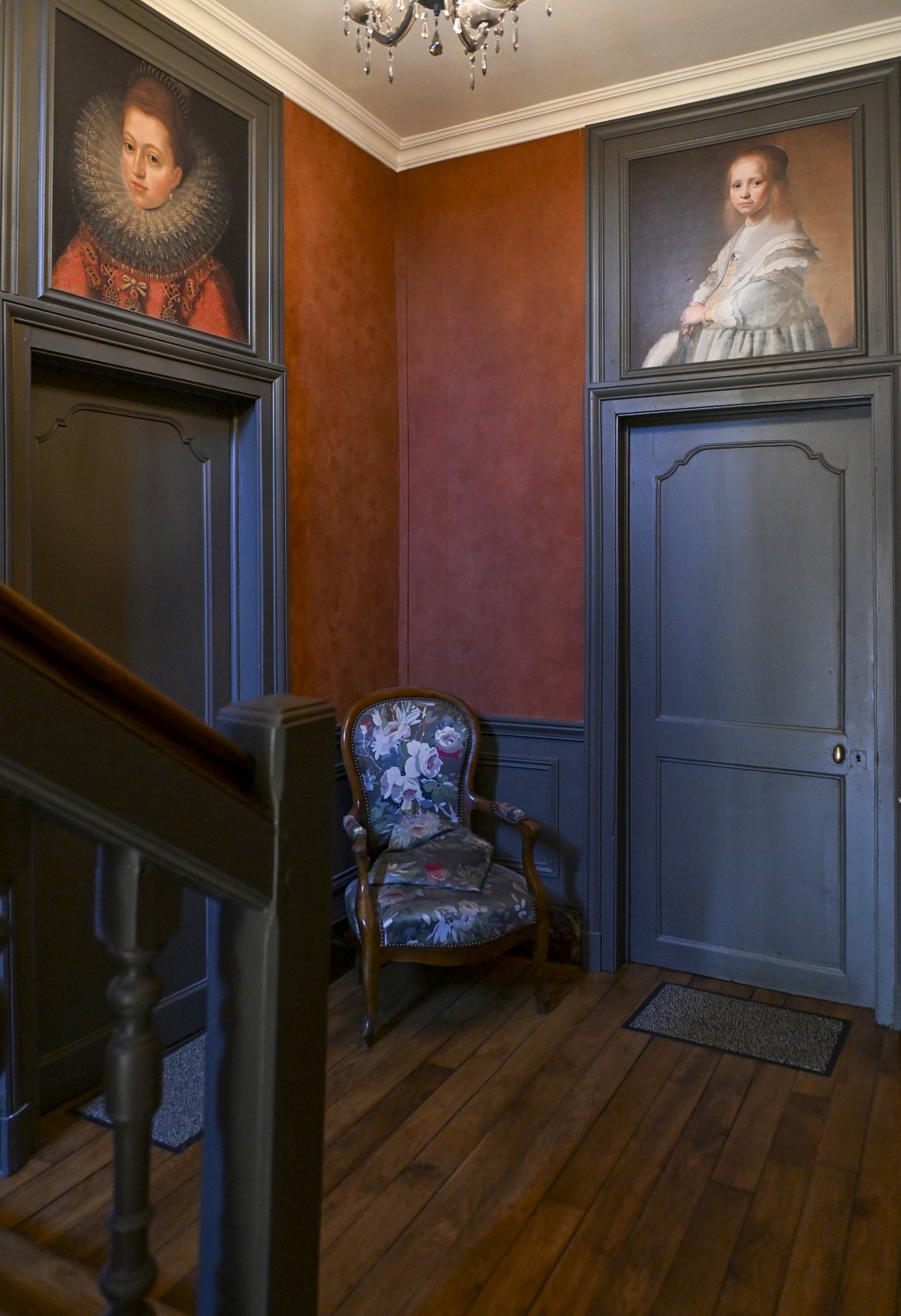 Palier de La Balsamine, portraits anciens et fauteuil Louis XV
