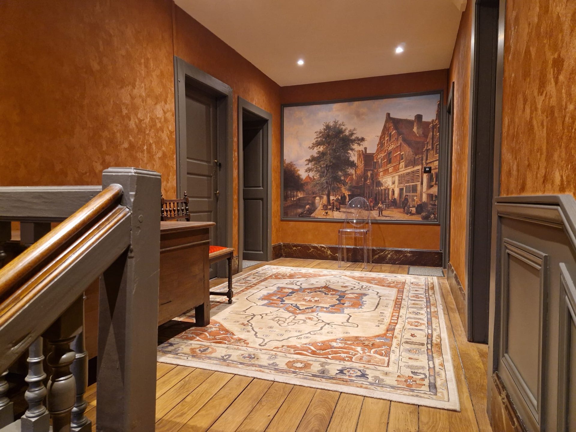 Palier du premier étage de La Balsamine, tapis ancien et toile murale