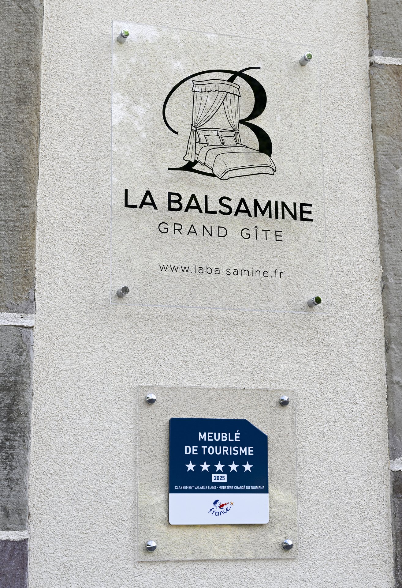 Plaque La Balsamine et classement meublé de tourisme 5 étoiles sur la façade