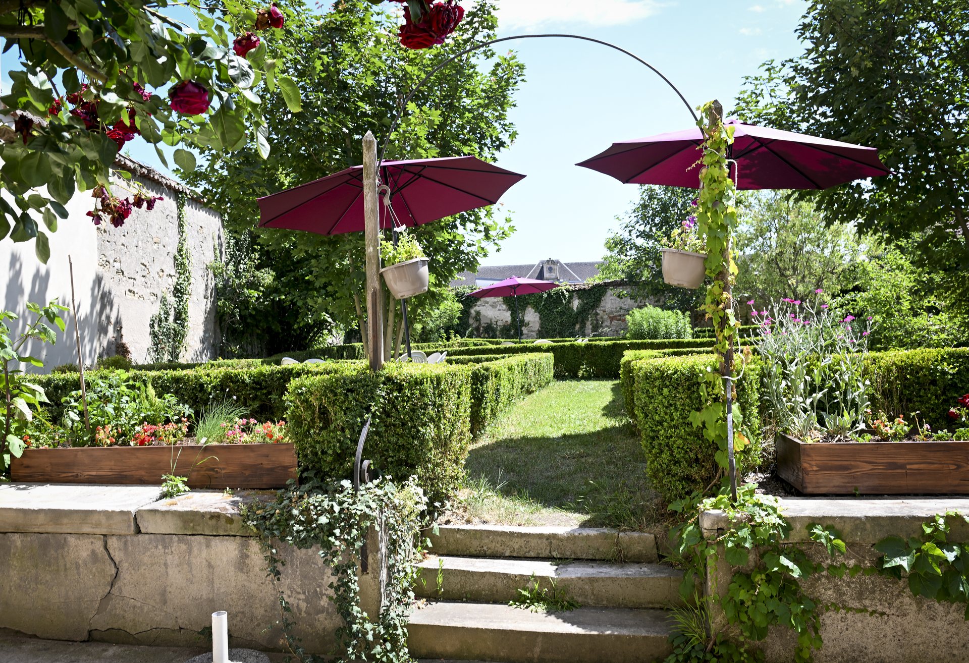 Massifs, carrés potagers et parasols du jardin de La Balsamine