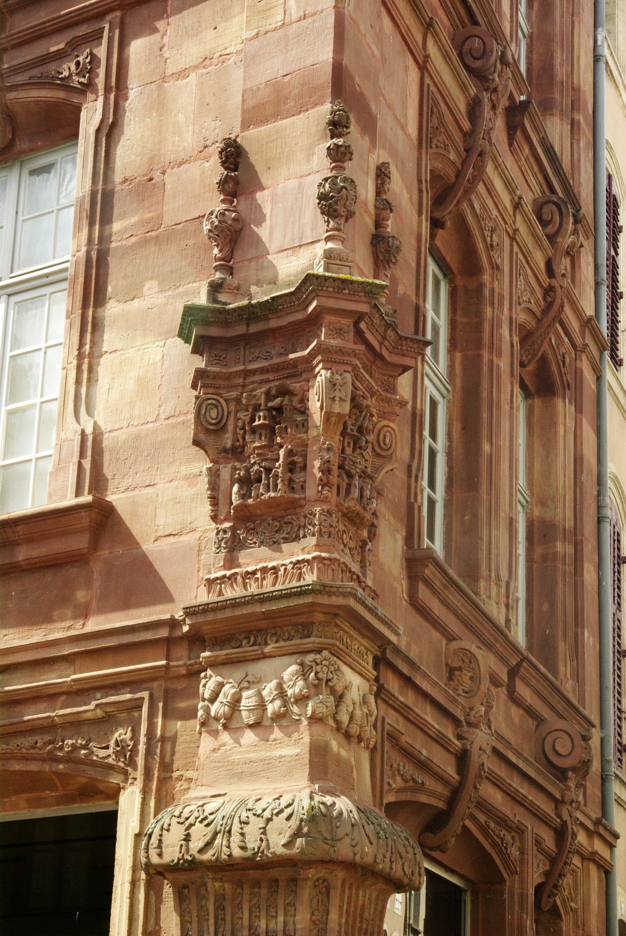 Carved corner and mullioned window of the Maison du Marchand