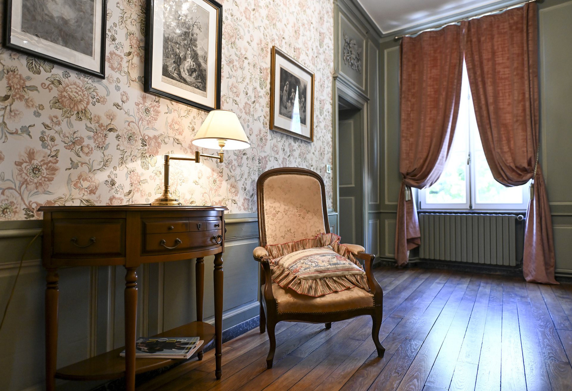 Petit salon d’étage de La Balsamine : console, fauteuil et gravures