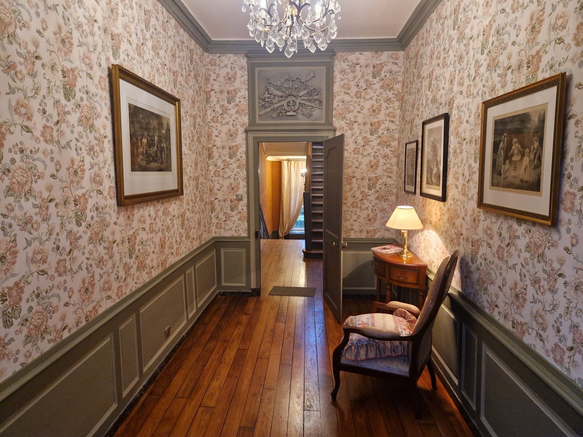 Enfilade de La Balsamine vers l’escalier, papier peint fleuri et boiseries