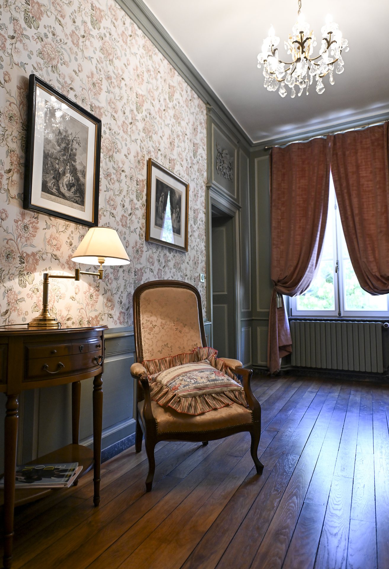 Fauteuil ancien et console du petit salon d’étage de La Balsamine