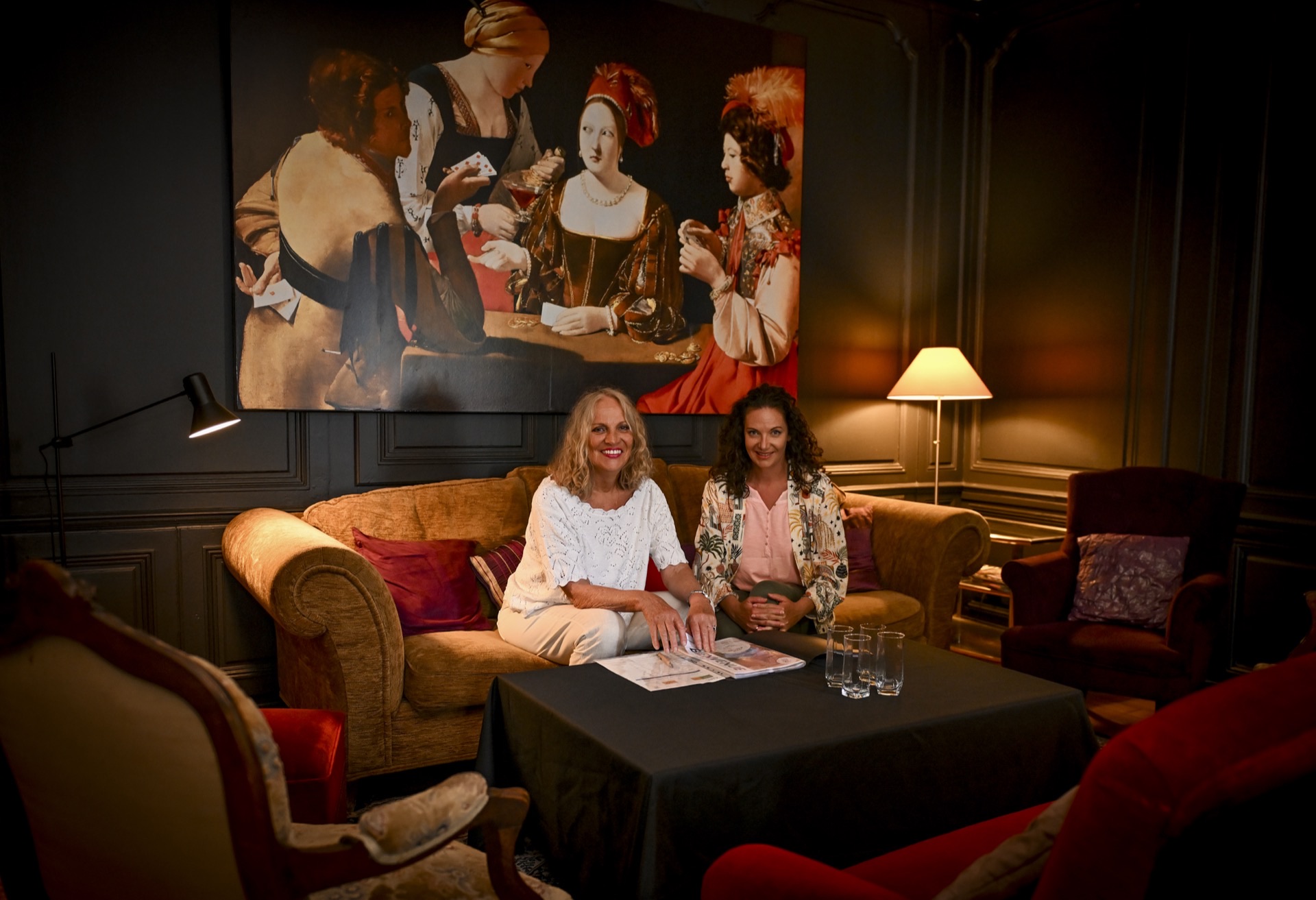Les hôtesses de La Balsamine assises dans le salon de la maison