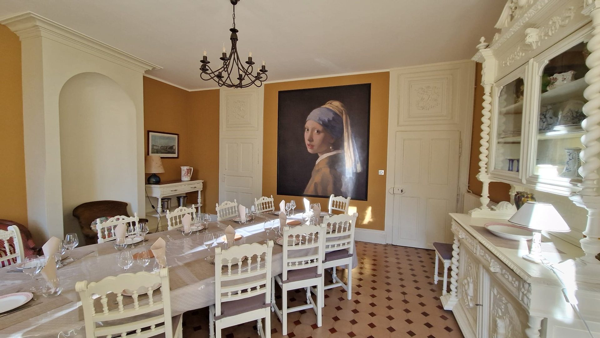 Vue large de la salle à manger de douze couverts de La Balsamine