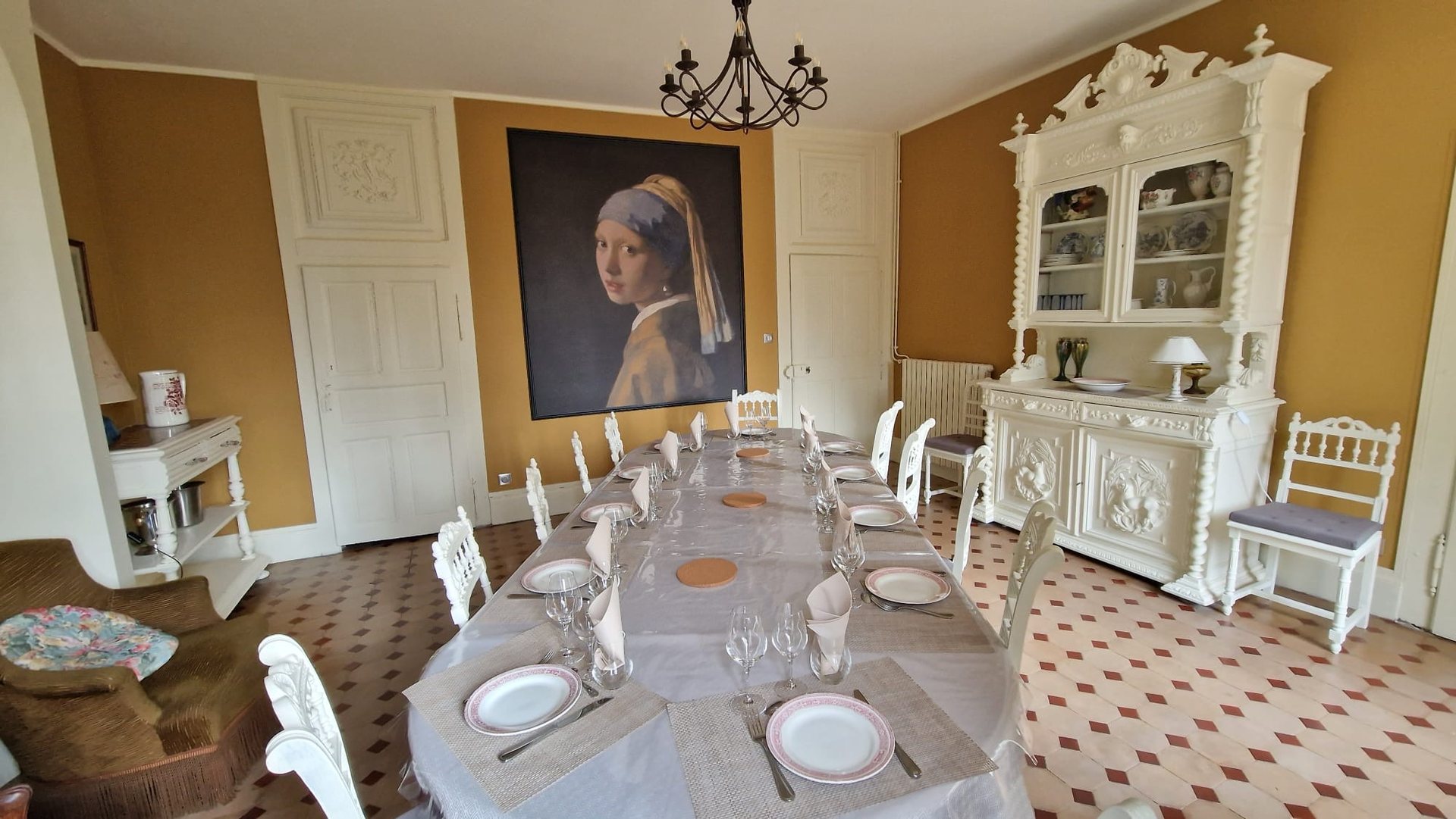 Vaisselier sculpté et grande toile de la salle à manger