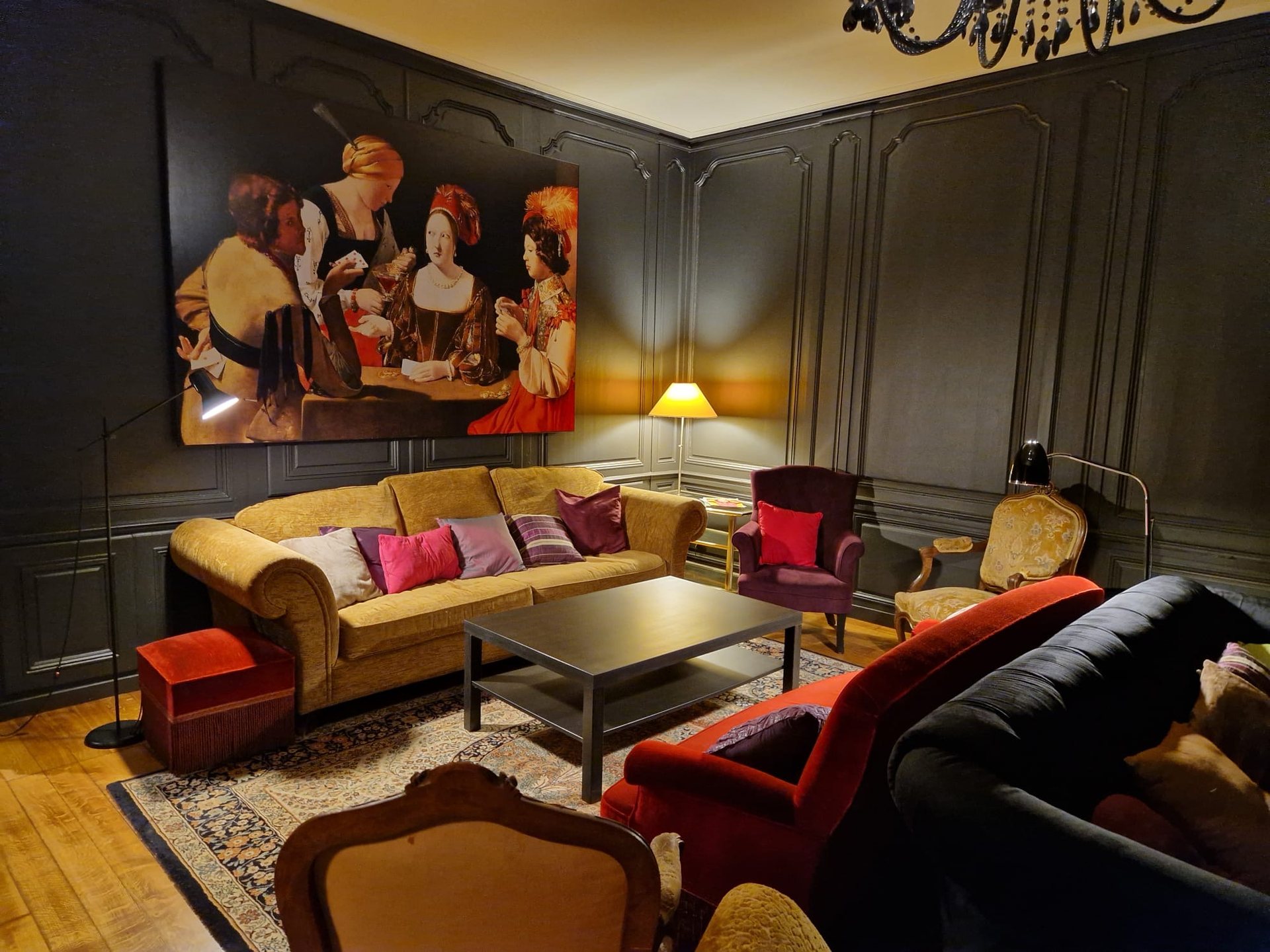 Grand salon de La Balsamine : boiseries anthracite, canapés et grande toile