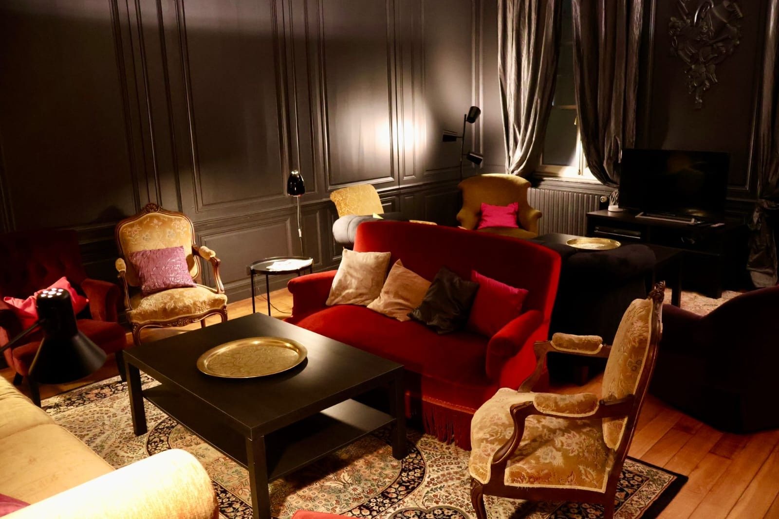 Canapé de velours rouge et fauteuils dorés du salon de La Balsamine