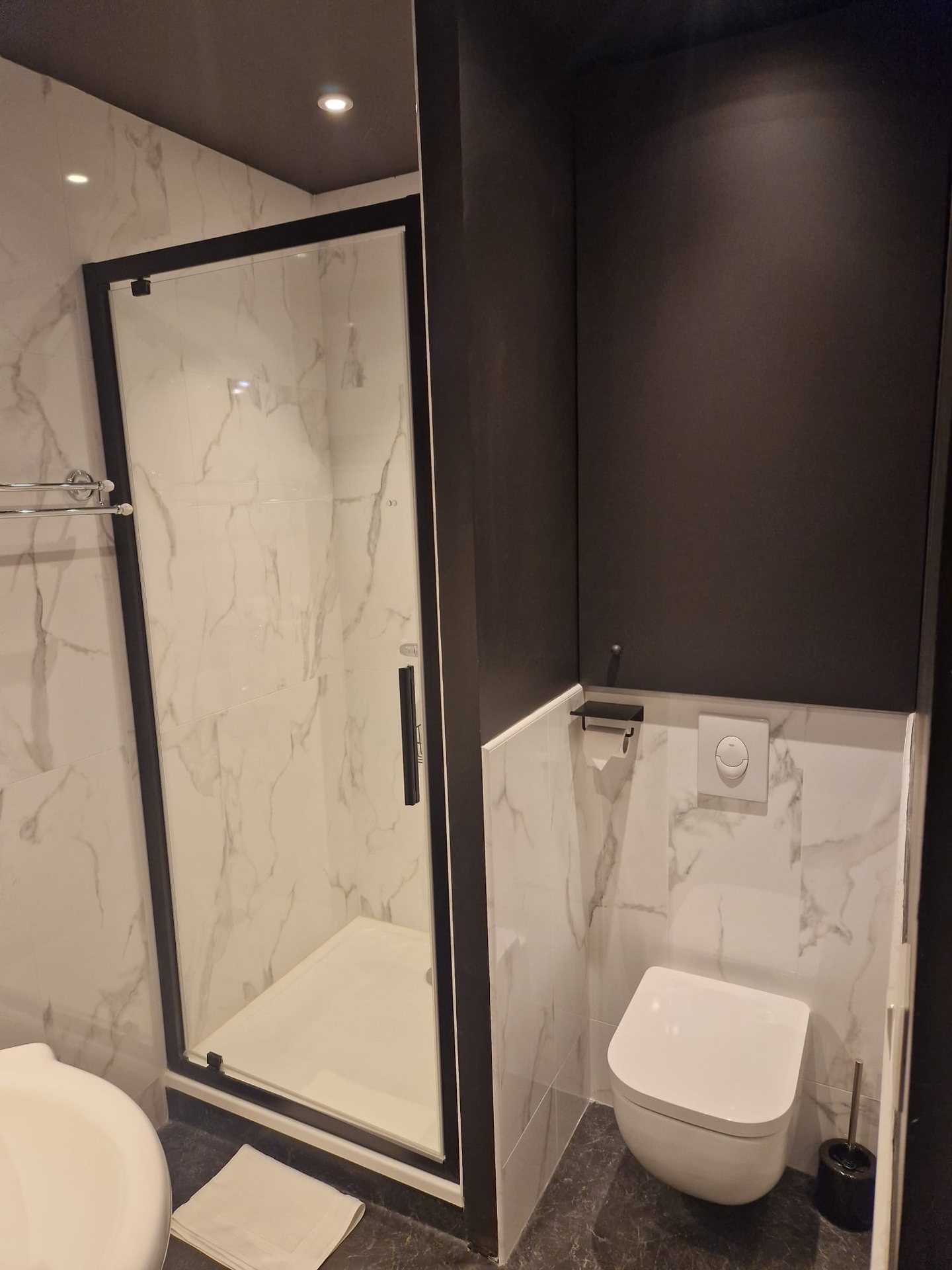 Douche en marbre de la salle d’eau de la chambre La Courtisane