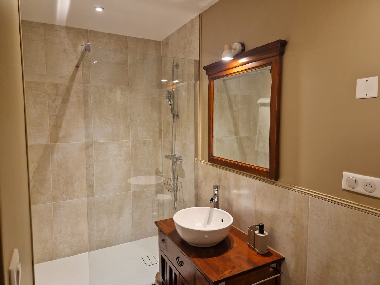 Salle d’eau privative de la chambre Cupidon, vasque et miroir en bois