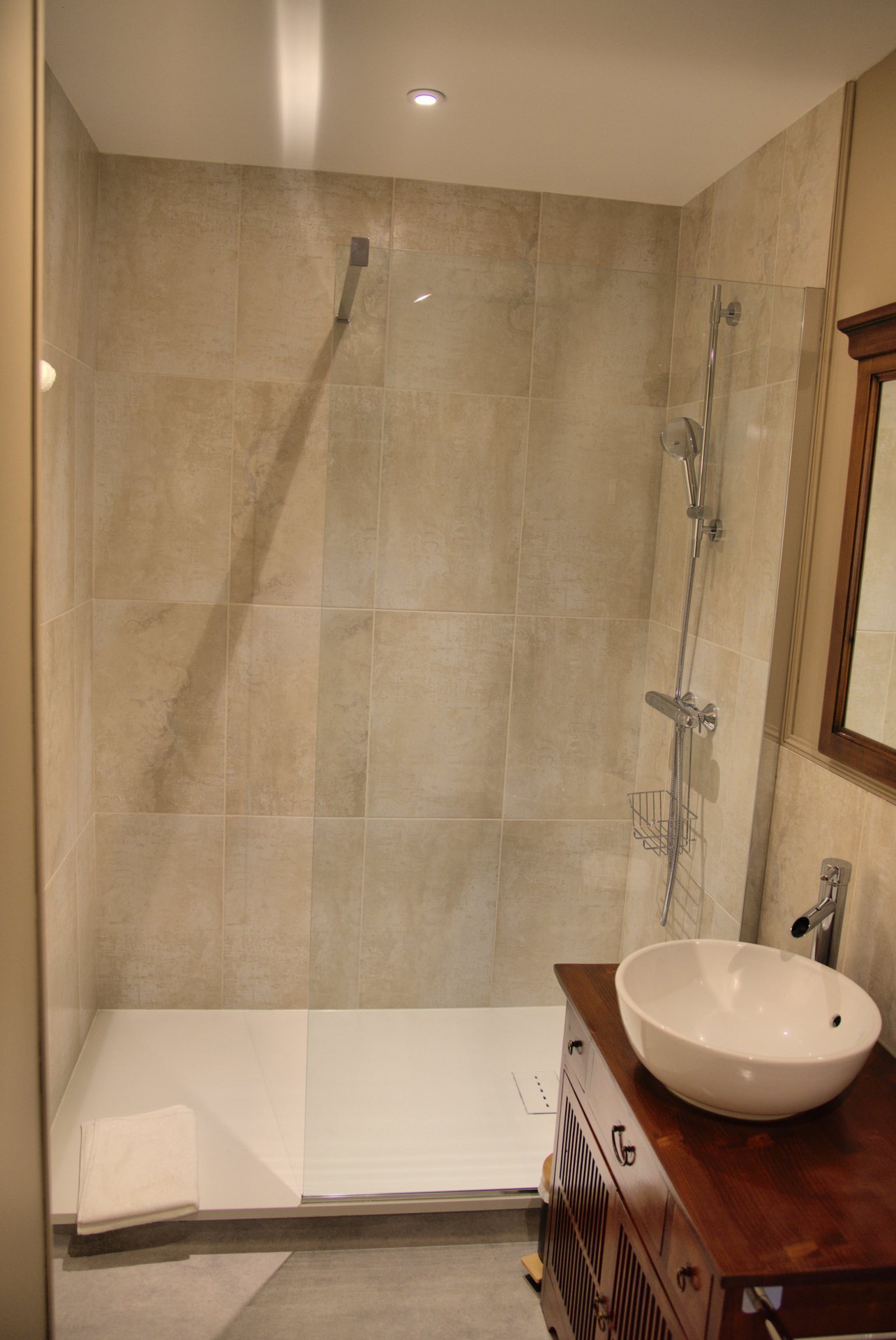 Douche à l’italienne de la salle d’eau de la chambre Cupidon