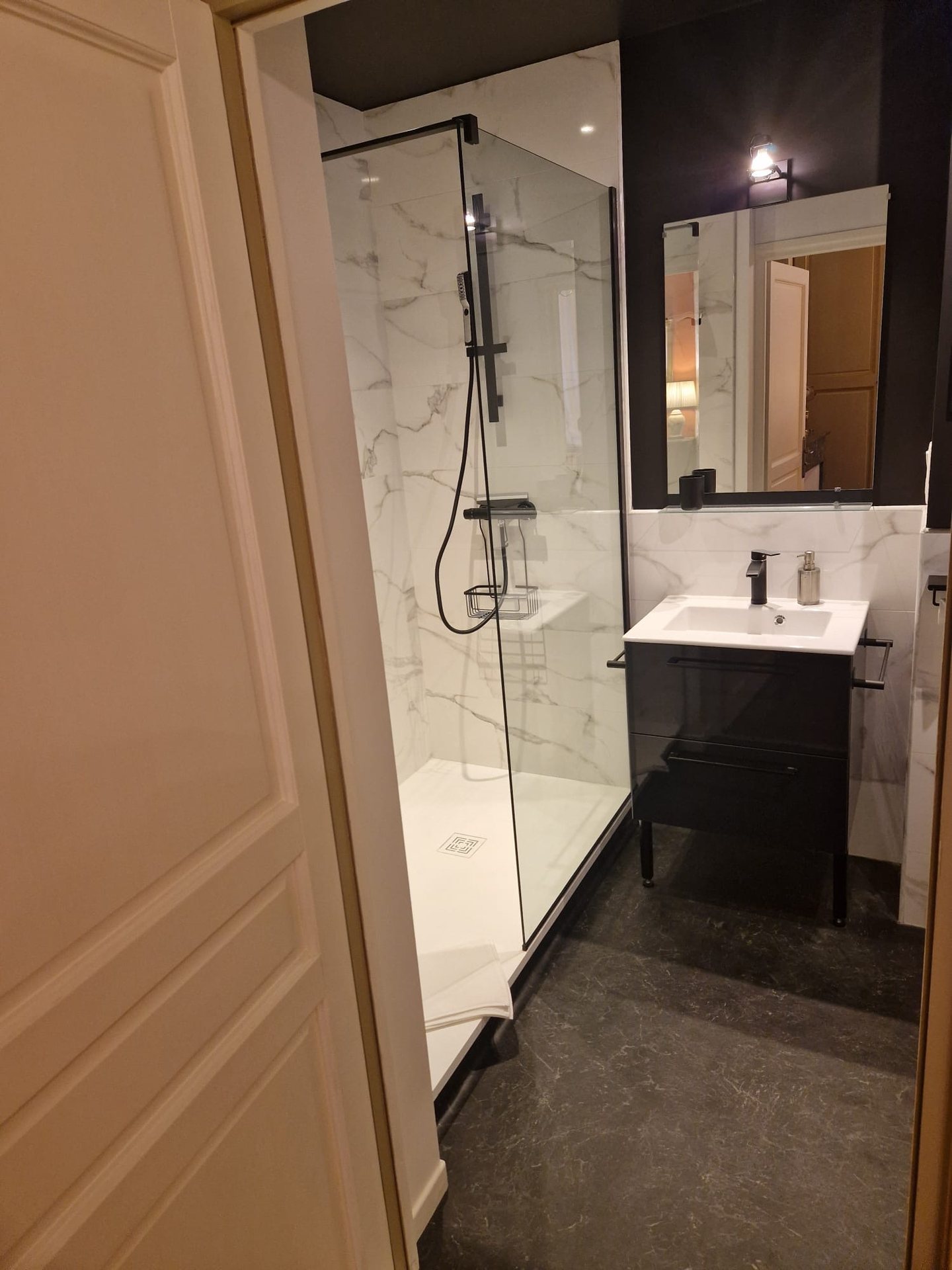 Douche à l’italienne en marbre de la chambre Les Enfants de la Mer