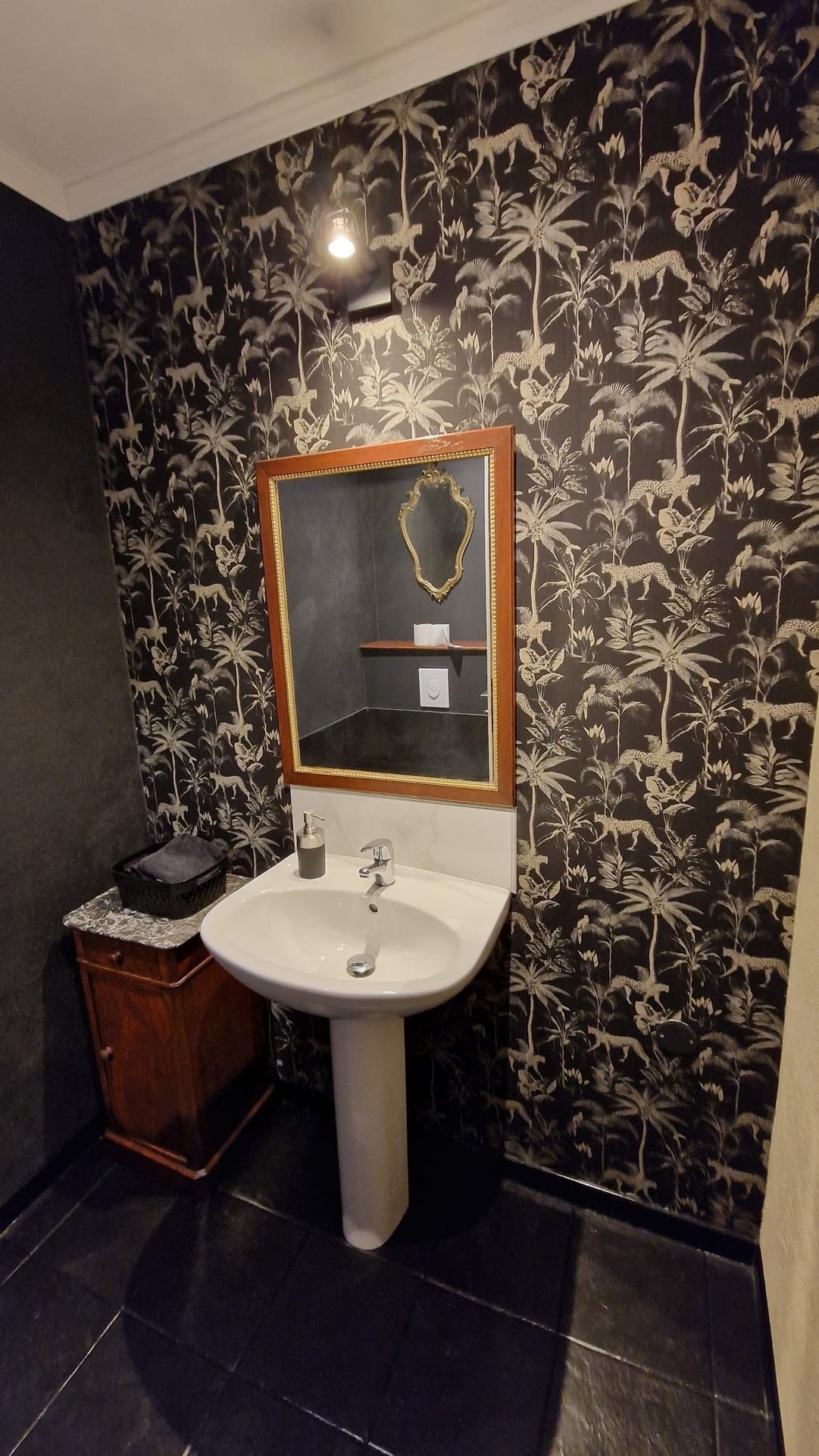 Lavabo et papier peint palmier des toilettes du rez-de-chaussée